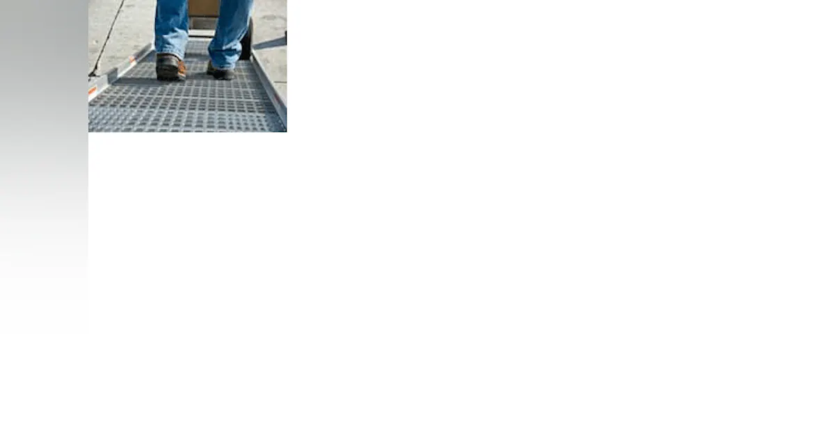 Randall Ramps Randall Mfg’s Narrow Walkramp a step forward in urban delivery | FleetOwner