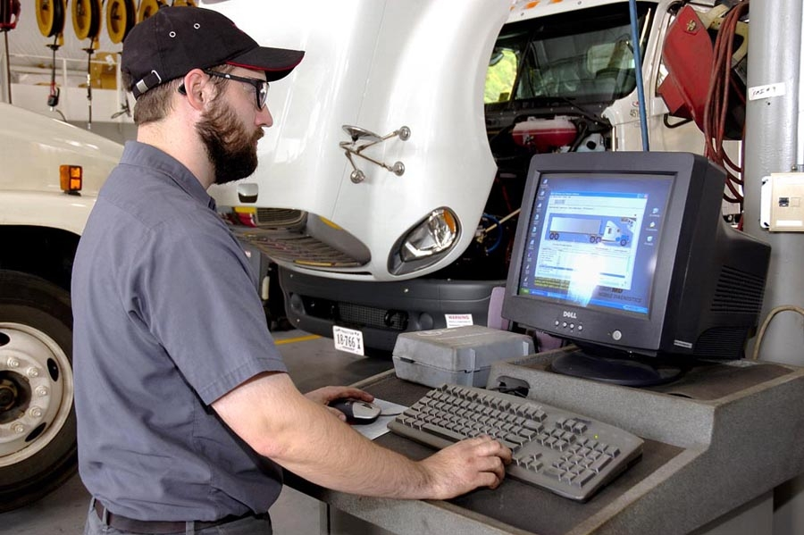 Fleetowner Com Sites Fleetowner com Files Uploads 2014 01 Ryder Tech Maintenance Technology 0