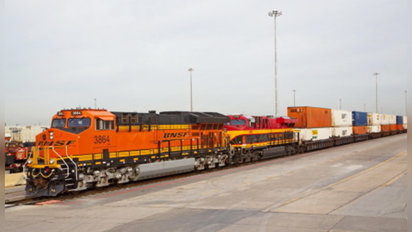 Refrigeratedtransporter 1897 Bnsf Locomotive Hauling Container Railcars