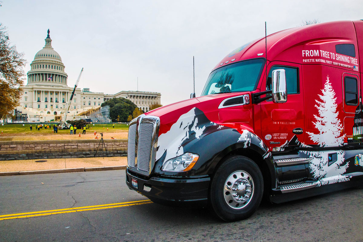 Trucker 4754 Kenworth Unloading Us Capitol Christmas Tree Dc 5 30954679440 O