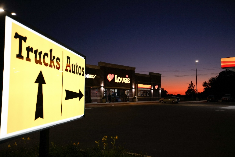 Refrigeratedtransporter 3070 Loves Truck Stop Photo