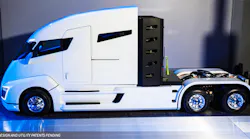 Refrigeratedtransporter 3092 Nikola One Tractor