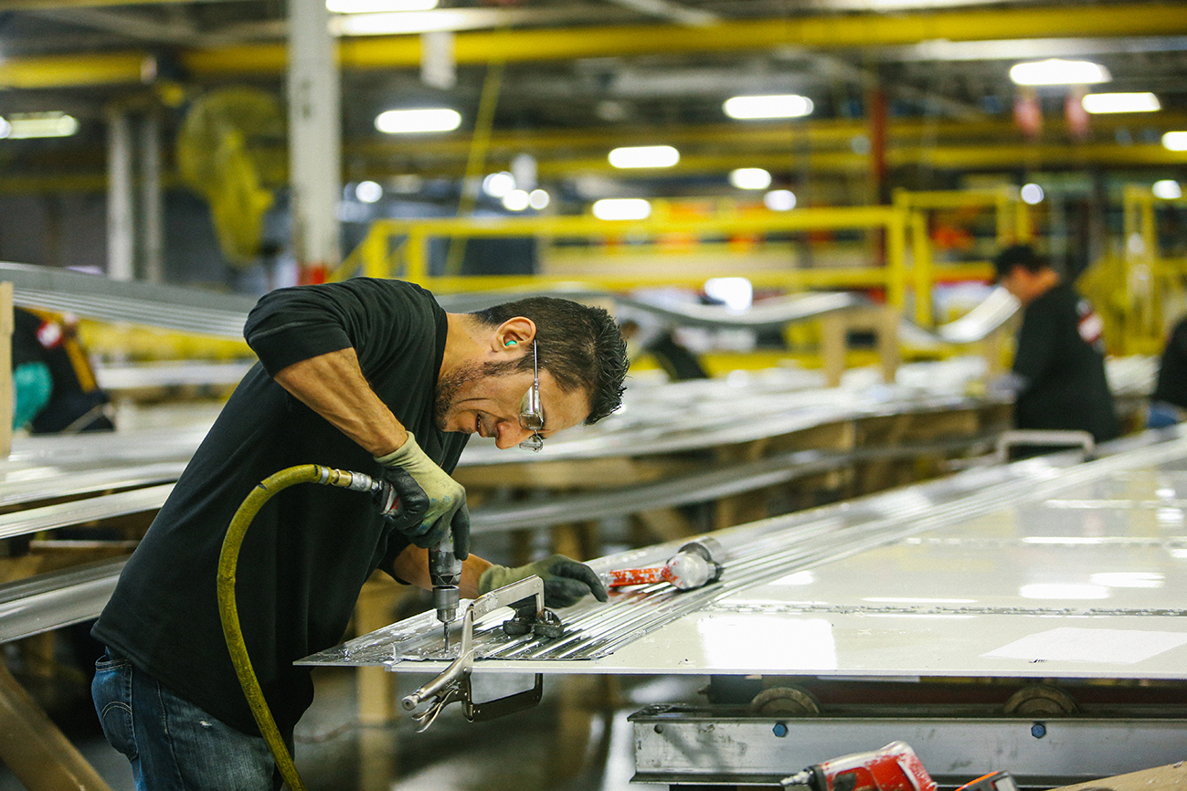 Www Fleetowner Com Sites Fleetowner com Files Web Man Working On Trailer