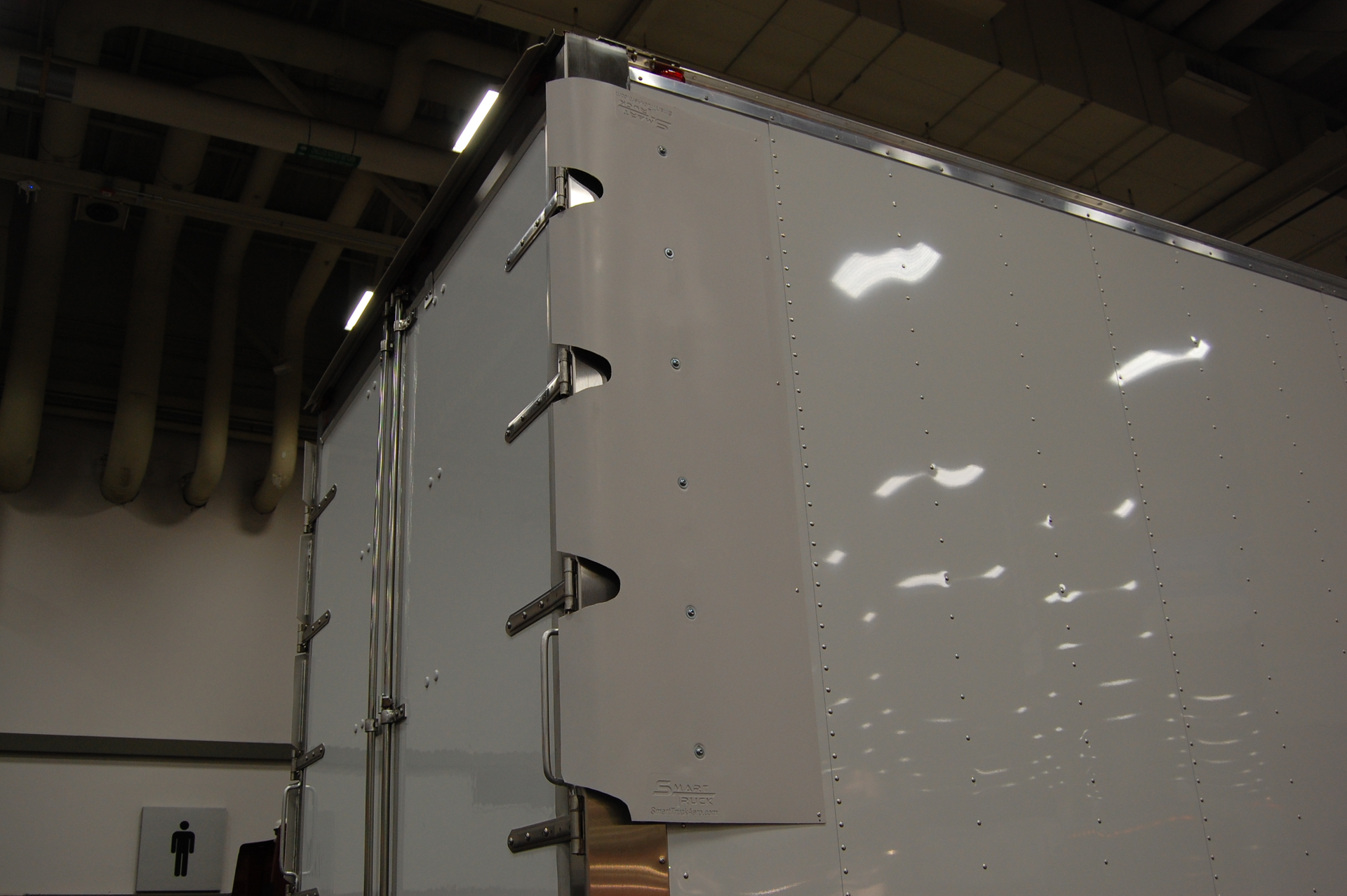 A view of the side fairing quotfinsquot that are part of SmartTruck39s new quotTopKitquot package
