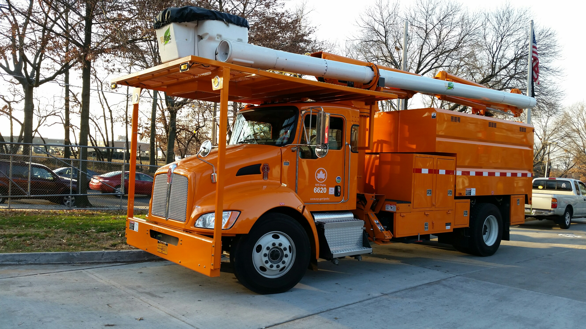 This New York City dieselelectric hybrid forestry truck contains an electronic PTO that allows the boom to operate without the engine idling