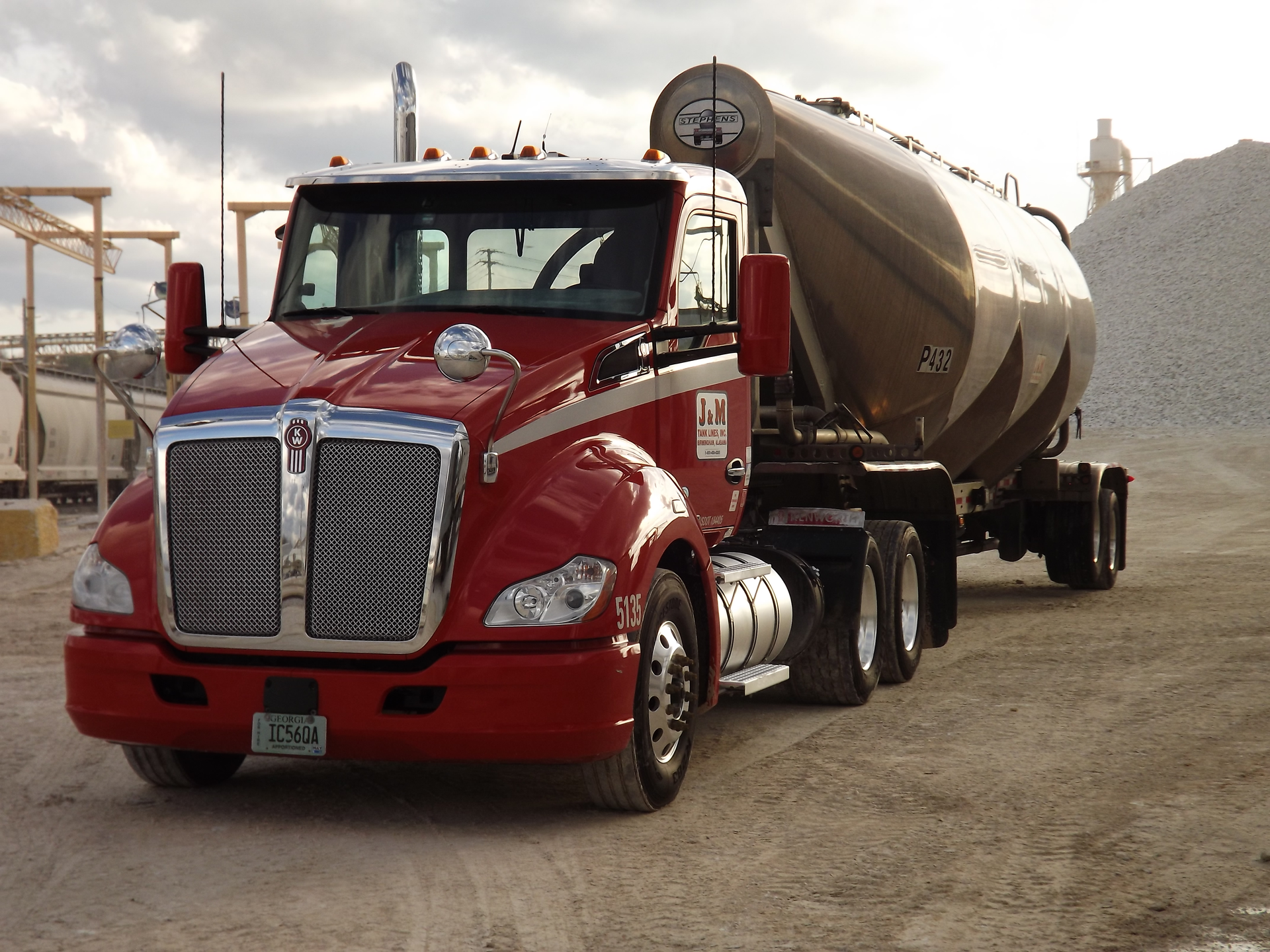 JampM Tank Lines equipped its fleet with a number of Bendix safety systems