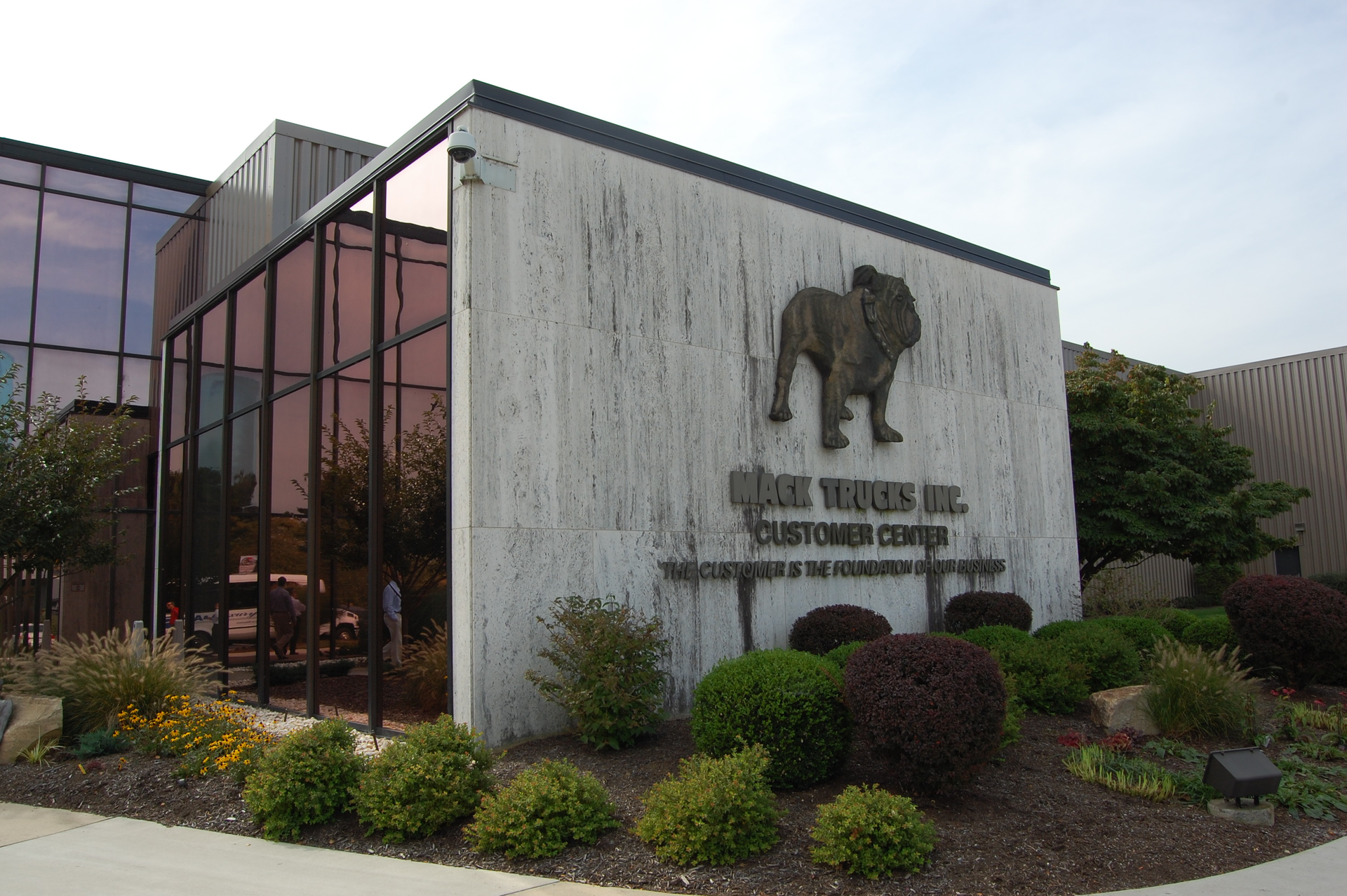 Mack says its new CK4 EOS45 moor oil offers drain intervals of 60000 50000 and 40000 miles respectively for longhaul regionalhaul and heavyhaul applications Photo by Sean Kilcarr for Fleet Owner