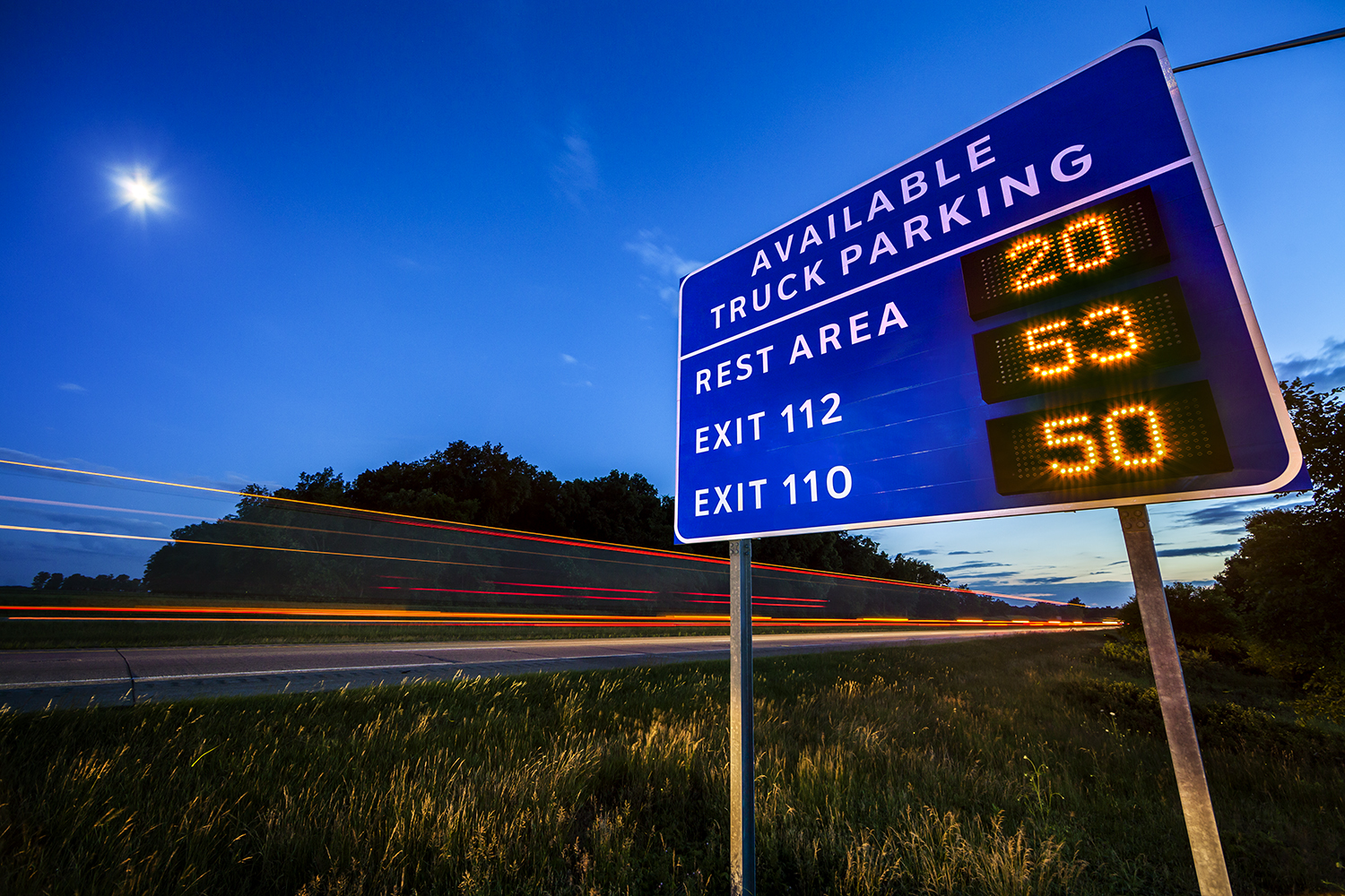 live truck parking sign