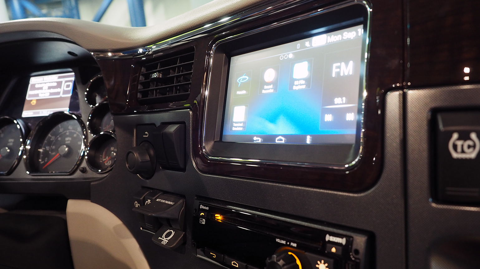 Peterbilt SmartNav infotainment system with integrated PeopleNet app