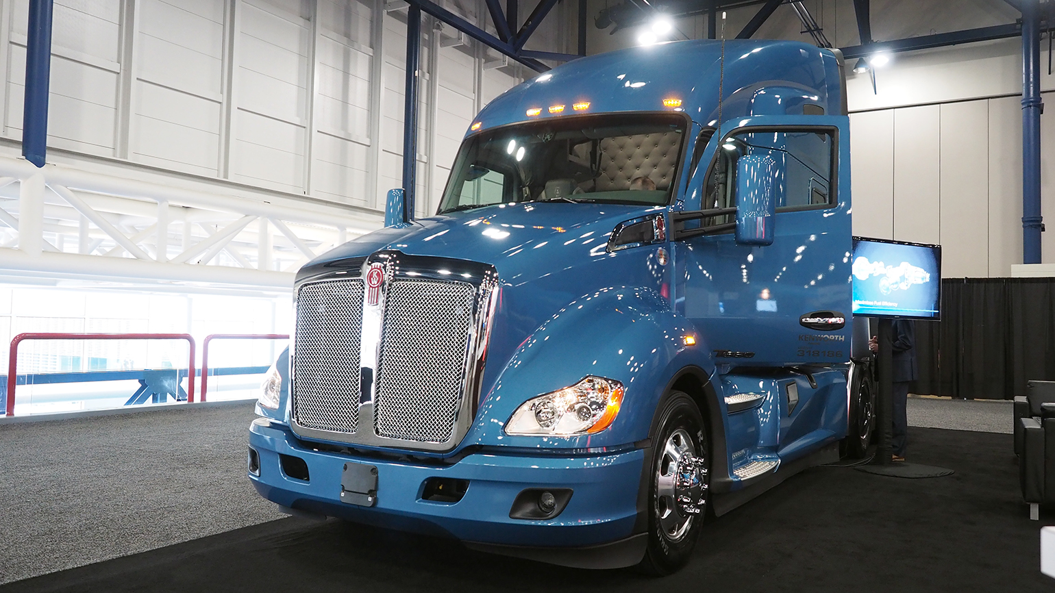 Kenworth T680 with PeopleNet app integrated into its in-dash NAV+ HD display
