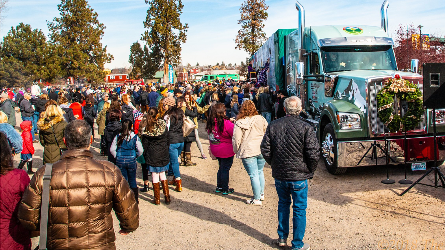 Kenworth W990 Capitol Christmas Tree