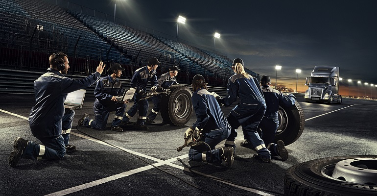 Refrigeratedtransporter 4405 Vnl 760 Racetrack