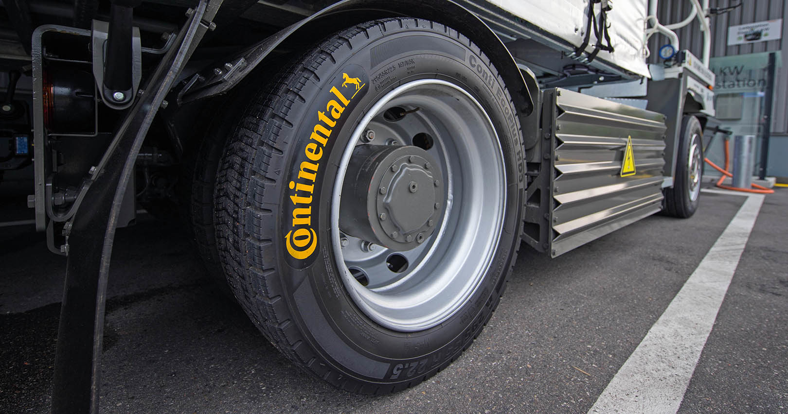 continental-electric-truck-tire.jpg