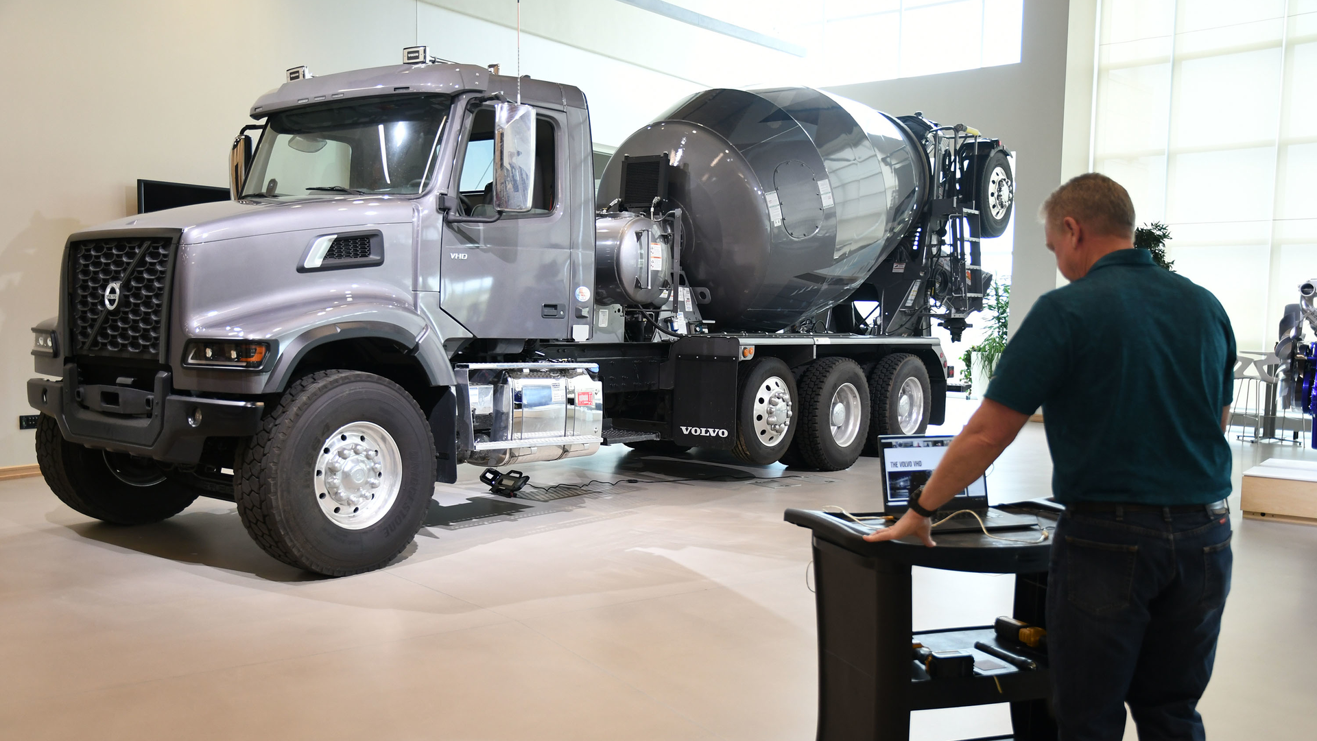 Volvo Customer Center Technician Performs Virtual Walk Around Of A Volvo Vhd 1 5f11a89c23991