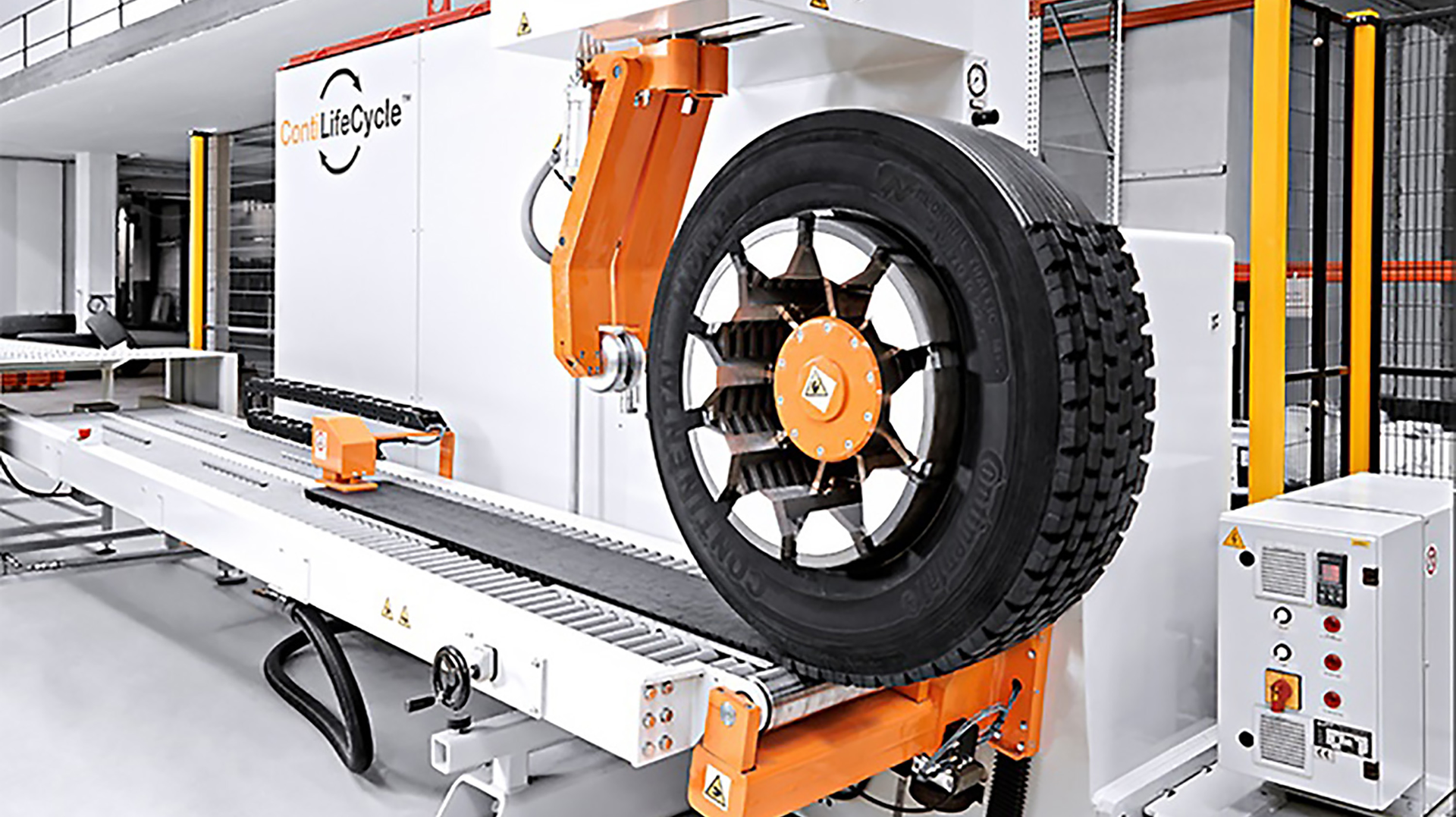 A tire at the ContiLifeCycle plant in Hannover gets retreaded.