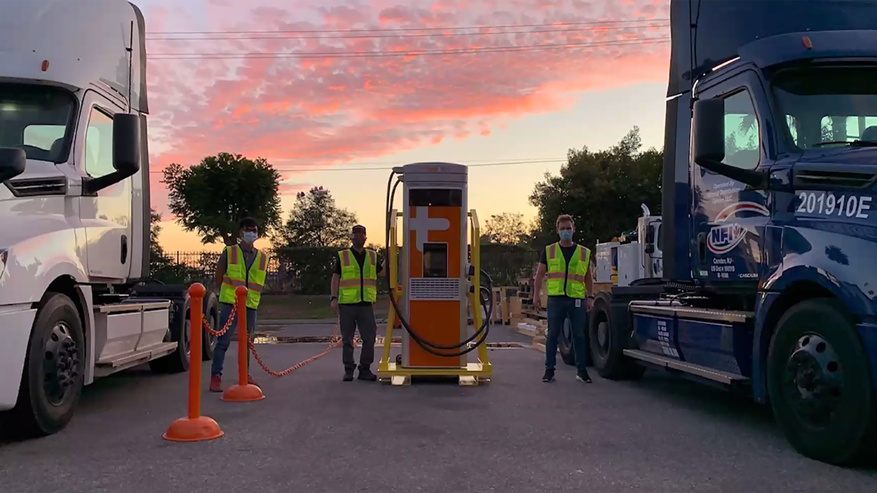 Dtna Electric Trucks Charging With People 5f3bc0e010ce1 5f9c0f5ad52d8