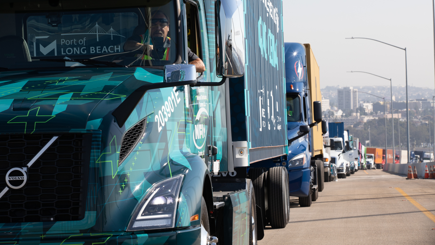 Polb Vnr Electric Lead Truck Parade Of Clean Vehicles Volvo Trucks 1 5f8d99834d5b0