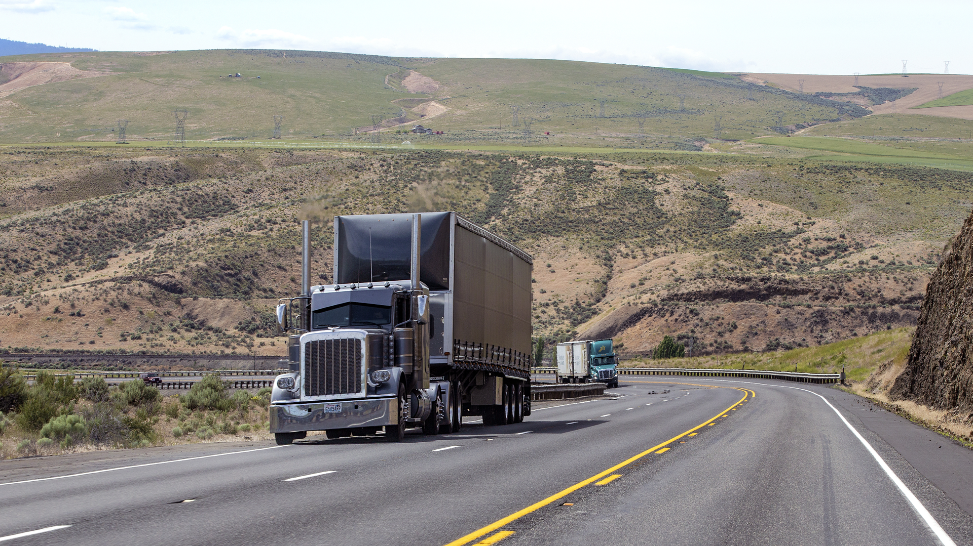 Semi Truck Mountainside Oksanaphoto Dreamstime 609be36bd76a9