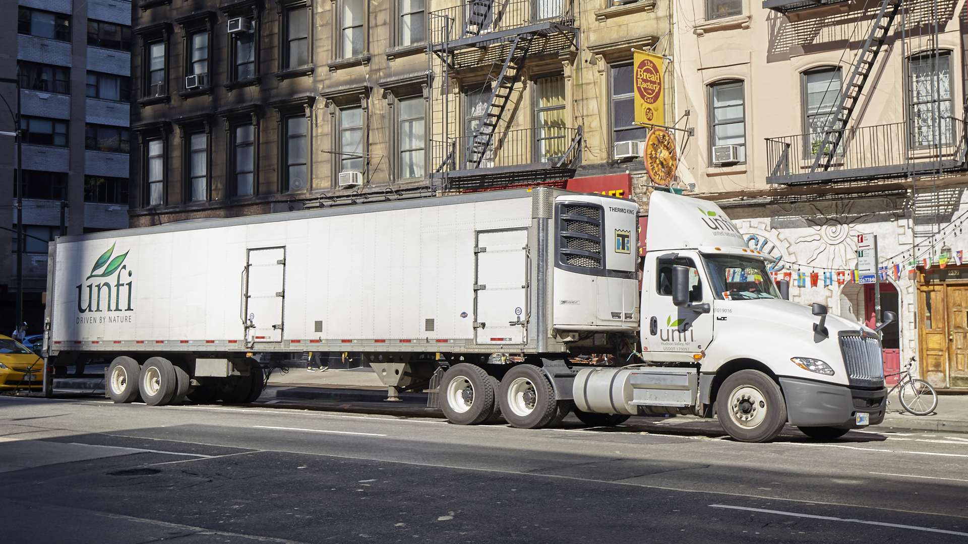 Semi Truck New York City Maciej Bledowski Dreamstime 60a2e71719003