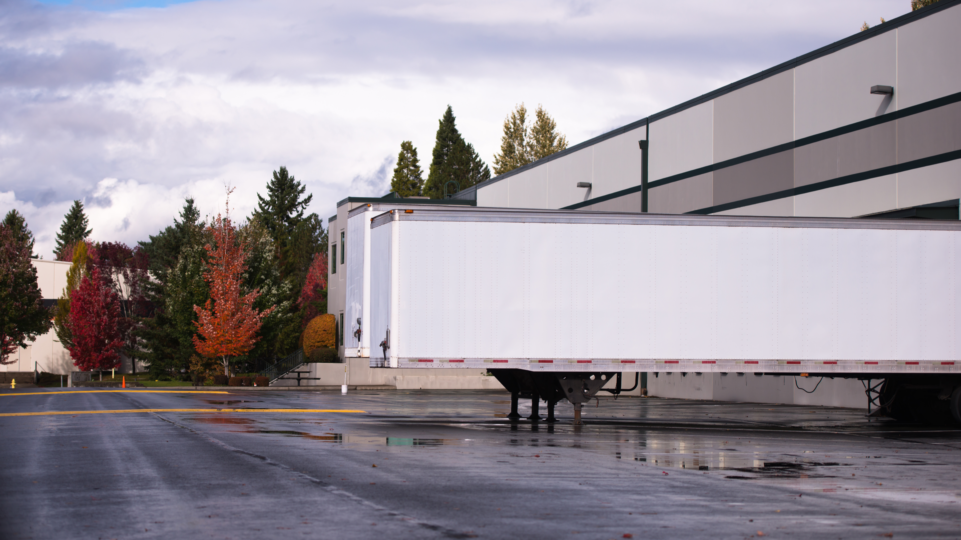 Semi Trailers 108495038 Vitpho Dreamstime 6192642868c39