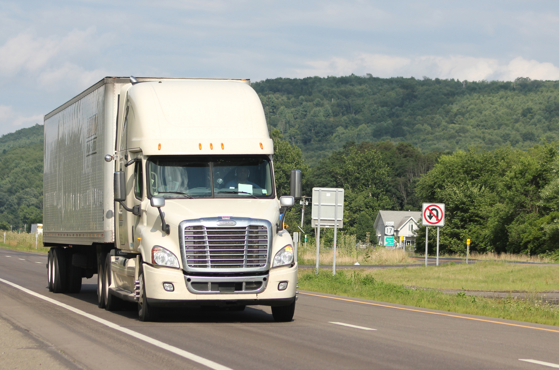 Semi Truck Highway 45581291 Walter Adams Dreamstime 61d72ac5b6d5c 61d890969d11e