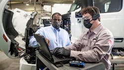 Willie Reeves, Paccar Leasing&rsquo;s director of franchise maintenance, works out issues with a PacLease technician.