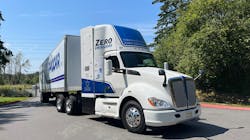 The T680 FCEV uses its 60-kilogram hydrogen tank, refuellable in 15 minutes, for its 300-mile range. It's rated at 560 horsepower (420kW), a GCWR of 82,000 lb., and can haul a 45,000-lb. payload. The T680 FCEV uses its 60-kilogram hydrogen tank, refuellable in 15 minutes, for its 300-mile range. It's rated at 560 horsepower (420kW), a GCWR of 82,000 lb., and can haul a 45,000-lb. payload.