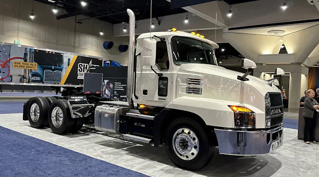 Mack Lorry Mack Trucks spotlights Anthem model, continues commitment to ATA ...