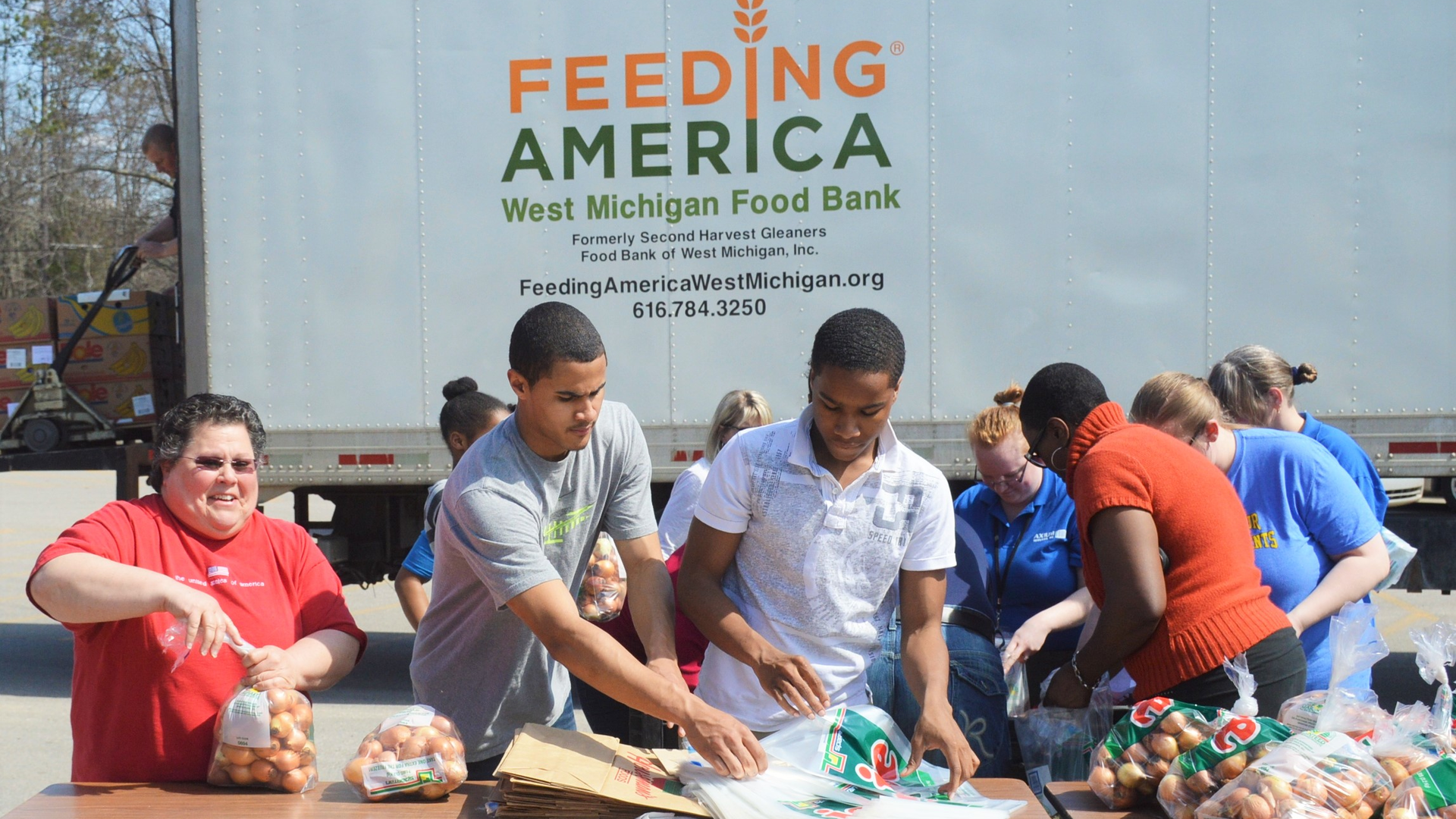 Wabash to support Feeding America mobile food pantries FleetOwner