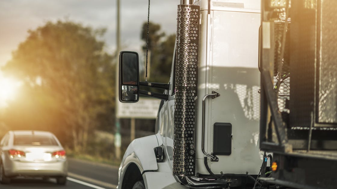 EPA sets final stricter emissions rules for 2027 trucks