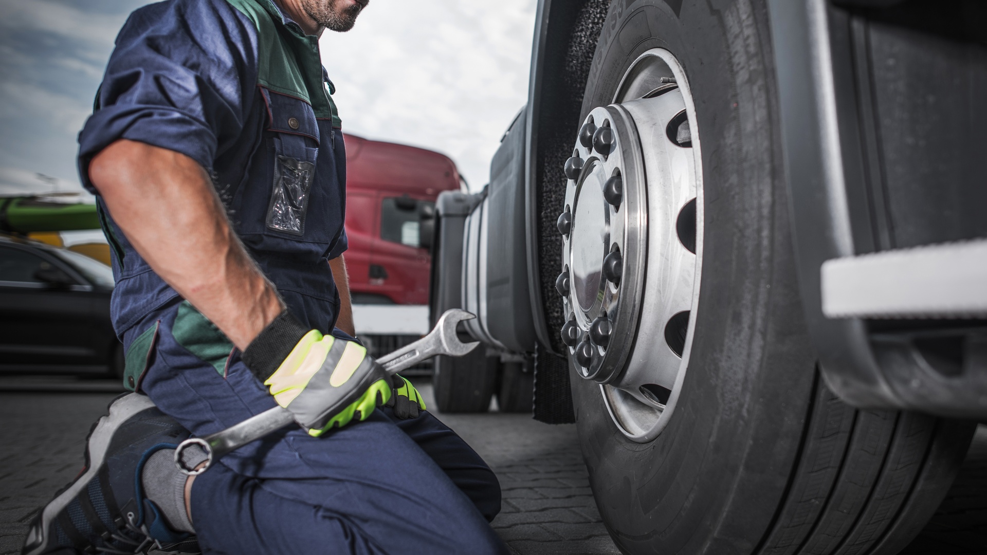 Dreamstime Xxl 199977005 Truck Tire Technician Welcomia 63a32c8ed956d