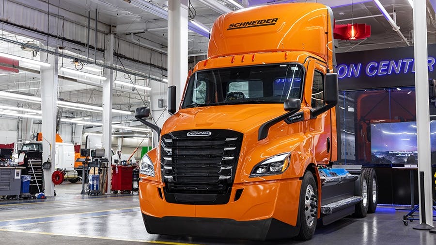 Schneider plans to deploy nearly 100 eCascadias by 2024 after ordering an additional 30 battery-electric trucks from Daimler Truck North America.
