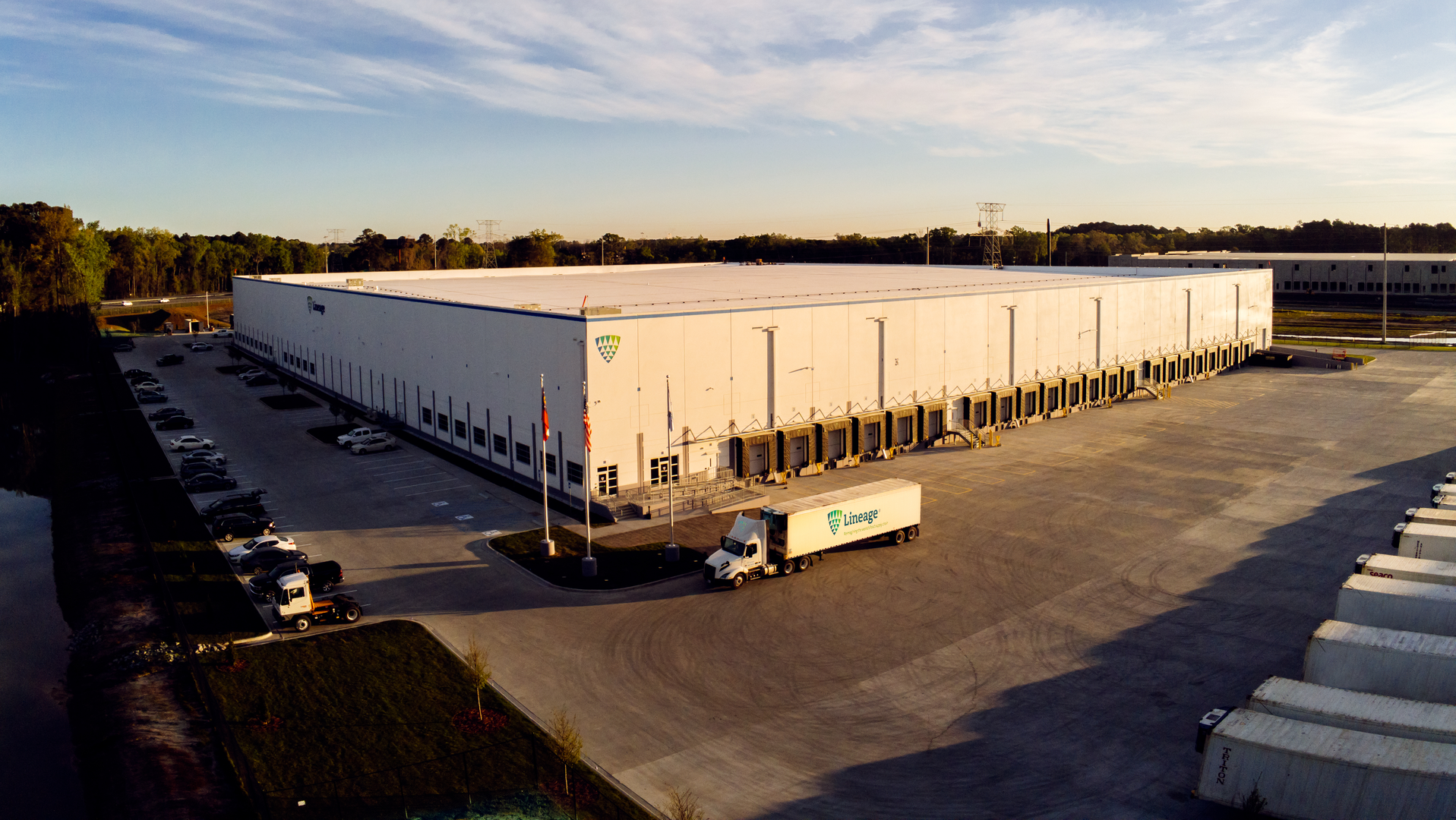 Leaders from Lineage, business partners from the state of Georgia, community leaders from the city of Port Wentworth, and leadership from Georgia Ports Authority attended the Port Wentworth facility&rsquo;s grand opening.