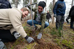 Daimler Truck employees plant trees for near-natural reforestation. Two-day campaign is part of the “Daimler Truck Cares” initiative and supports the nature conservation organization Bergwaldprojekt e.V. Daimler Truck employees plant trees for near-natural reforestation. Two-day campaign is part of the “Daimler Truck Cares” initiative and supports the nature conservation organization Bergwaldprojekt e.V.