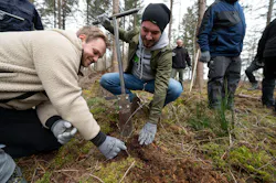 Daimler Truck employees plant trees for near-natural reforestation. Two-day campaign is part of the “Daimler Truck Cares” initiative and supports the nature conservation organization Bergwaldprojekt e.V. Daimler Truck employees plant trees for near-natural reforestation. Two-day campaign is part of the “Daimler Truck Cares” initiative and supports the nature conservation organization Bergwaldprojekt e.V.