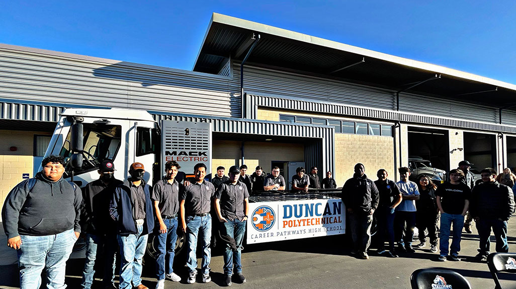 Mack Lr Electric With Duncan Polytechnical Students 230501 646bc330331b9