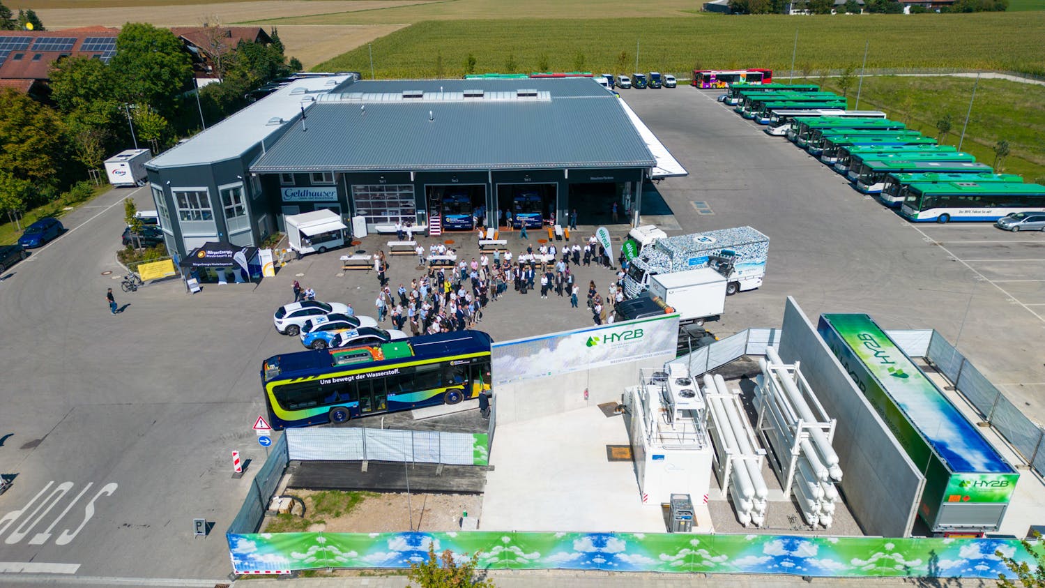 Trạm tiếp nhiên liệu hydro ở Hofolding, Đức, được bổ sung vài lần một tháng bằng bình chứa bên trong xe kéo bên phải. Nó thường xuyên được thay thế bằng hydro xanh được phát triển ở miền nam nước Đức.