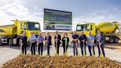 From left to right: Matthias Klement (mayor of Massbach), Harald Seidel (DAF president and Paccar VP), Laura Bloch (Paccar Parts GM and Paccar VP), Thomas Bold (county commissioner of Bad Kissingen), Dietmar Scheiter (member of DAF supervisory board) and Dick Leek (Paccar Parts Europe GM).