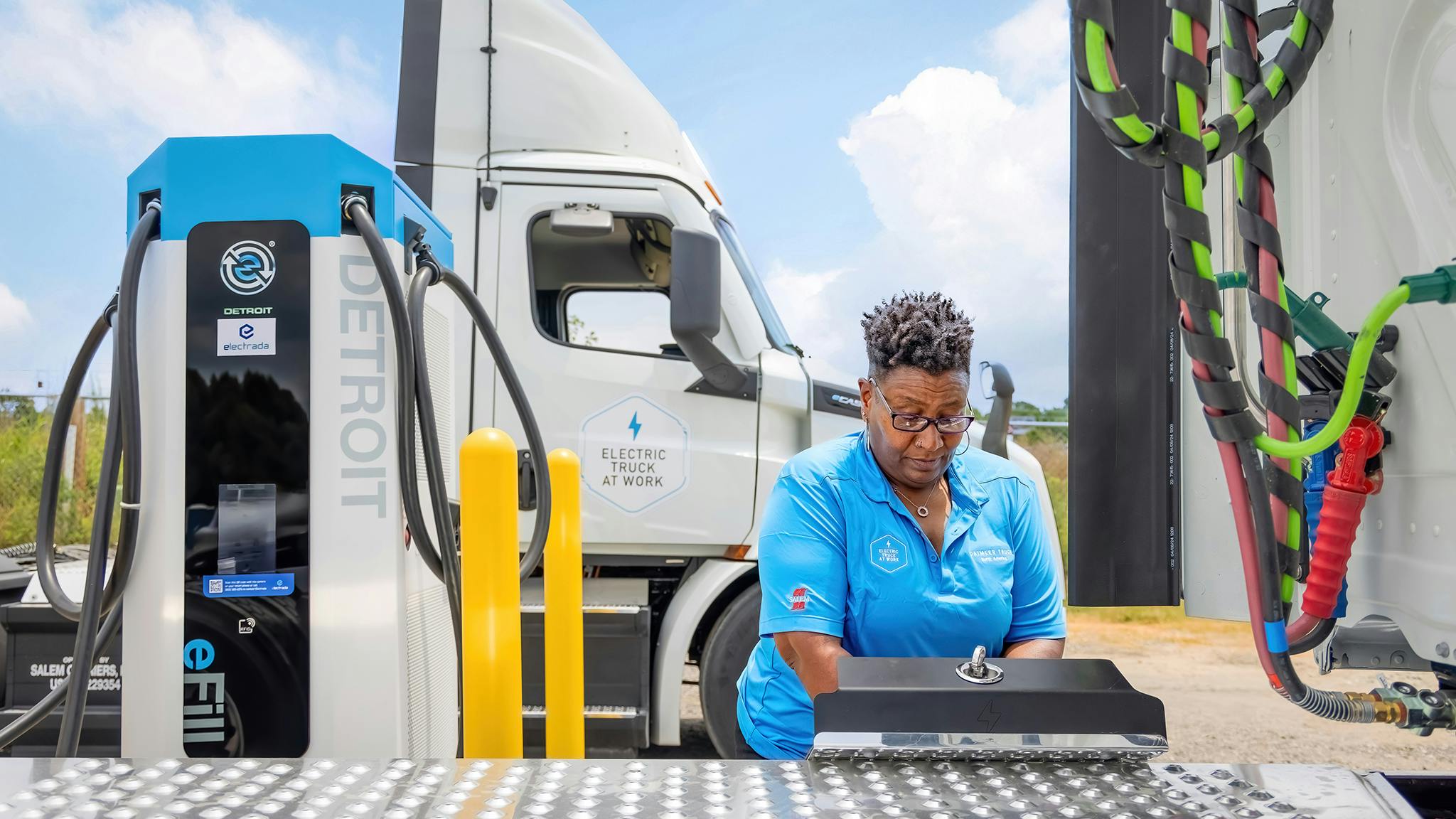 Daimler Truck North America partners with Salem Carriers and Electrada for innovative logistics electrification solution