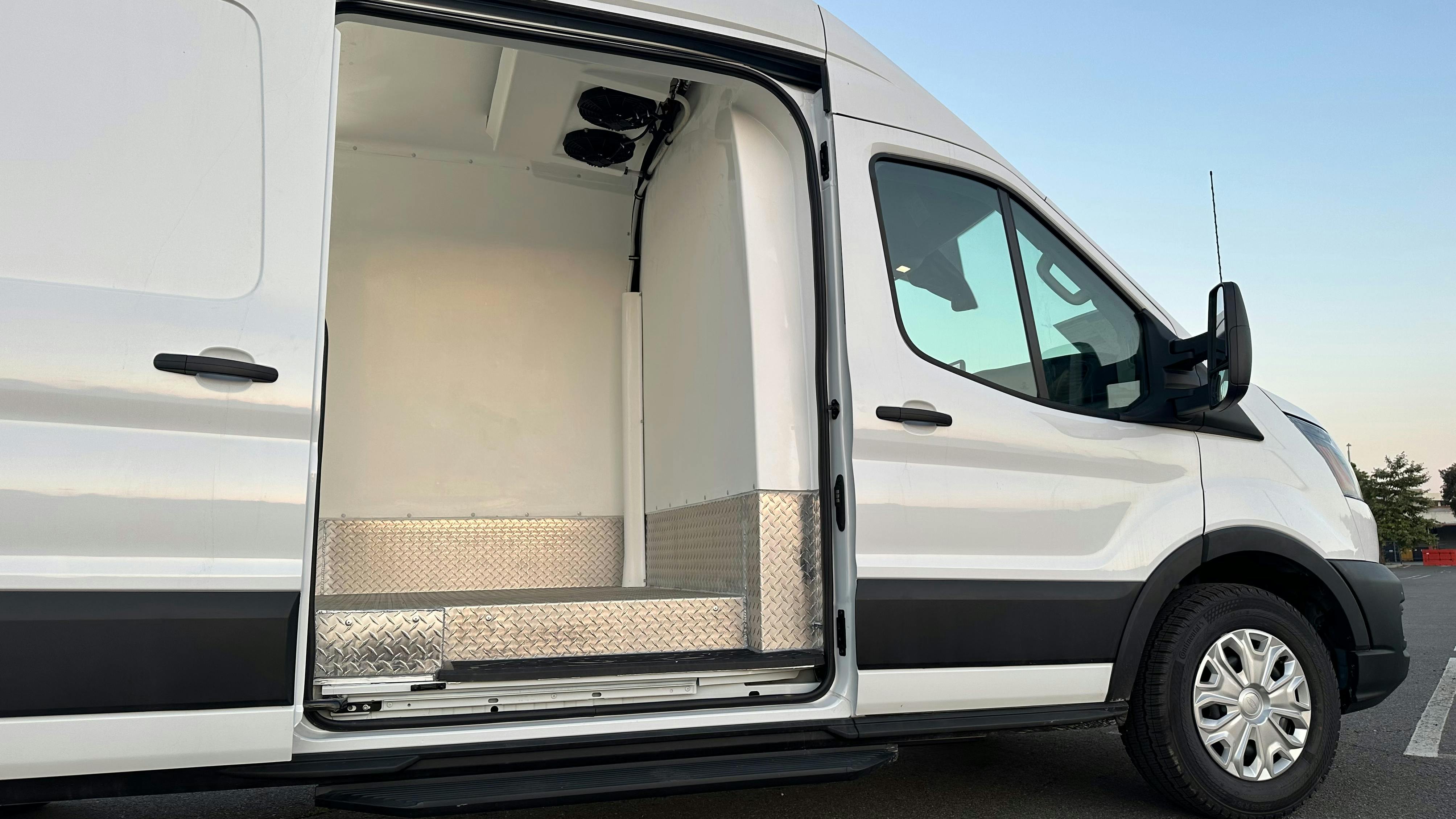 66bf5b46409d97c3397c513e Etransit Ec30side