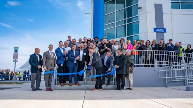 6724d0d3d8e27162e1694d74 Lineage Ribbon Cutting