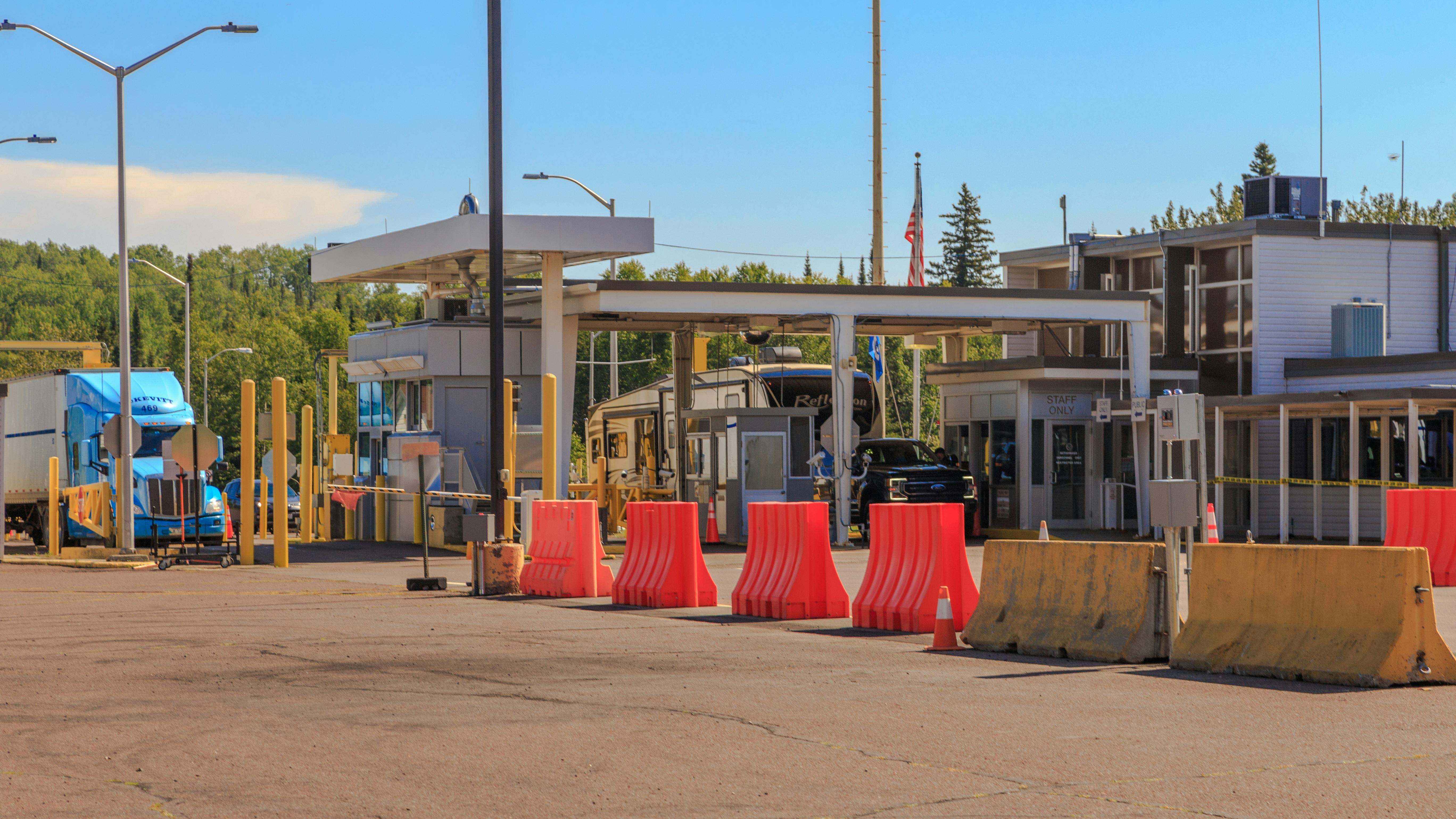 truck crossing Canadian border checkpoint