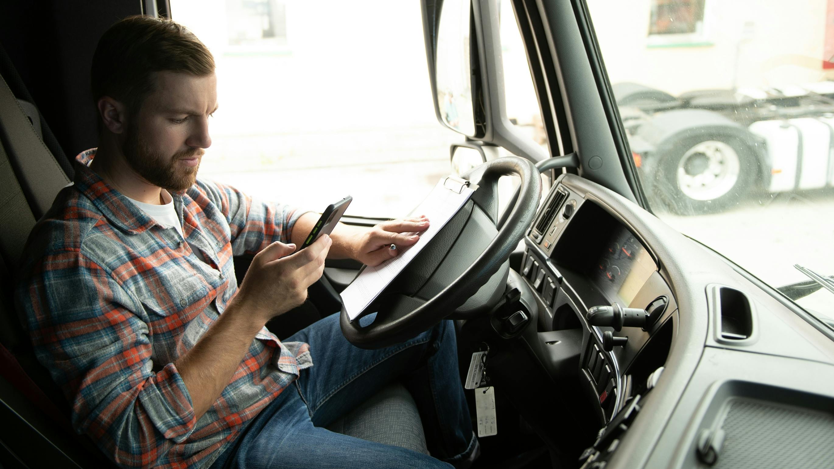 Combating distracted driving: Effective strategies for fleet safety and management