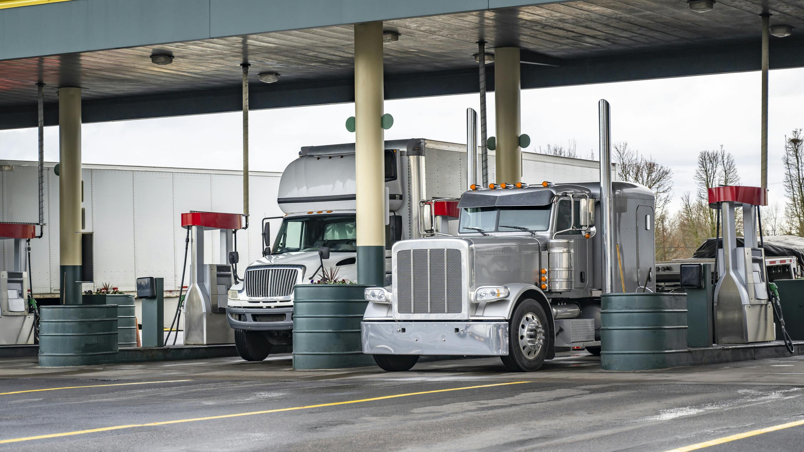 Why universal fuel discounts outperform brand-specific rebates for fleet operators