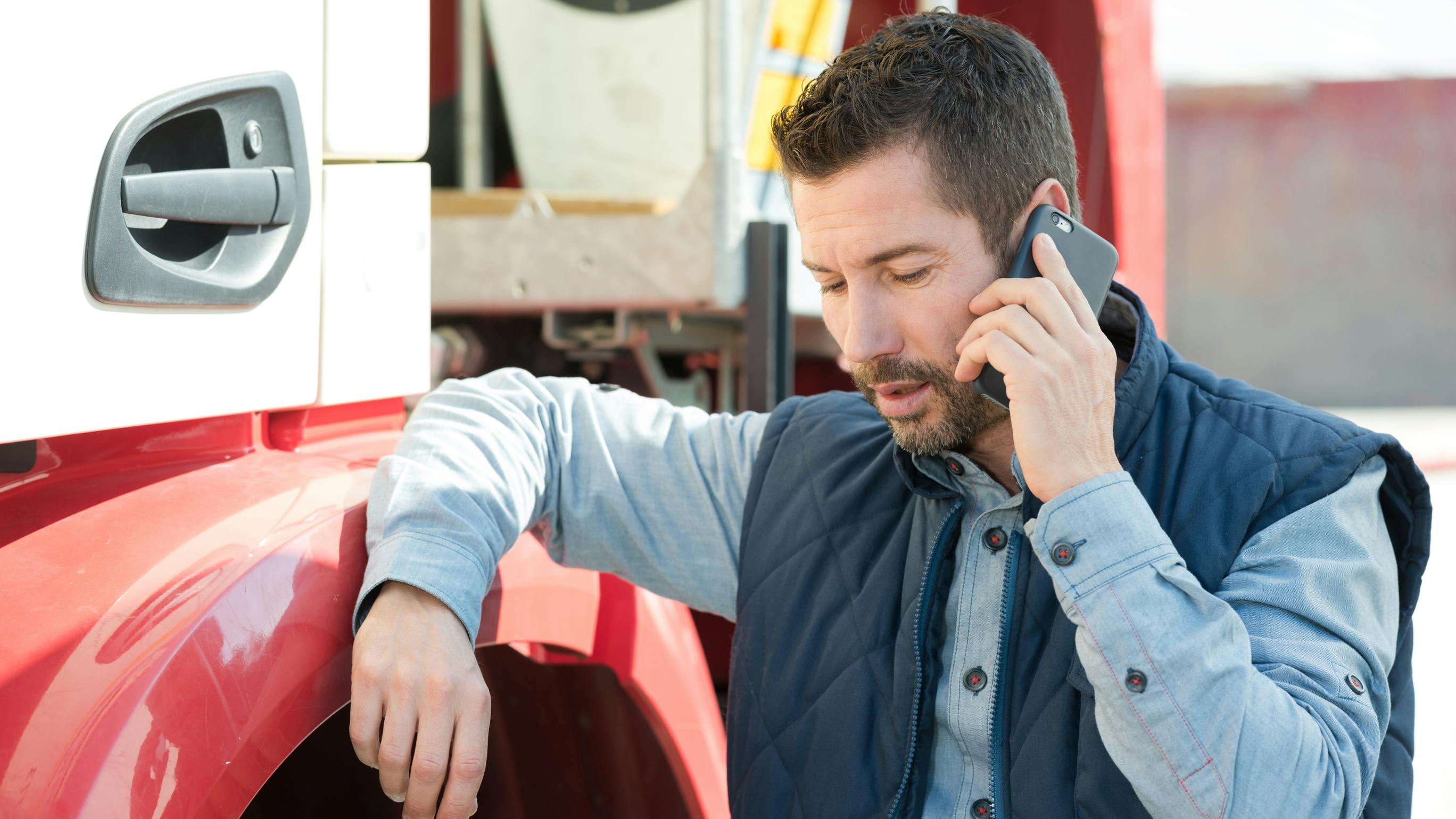 April is Distracted Driving Awareness Month: Essential strategies for fleet managers to combat distracted driving