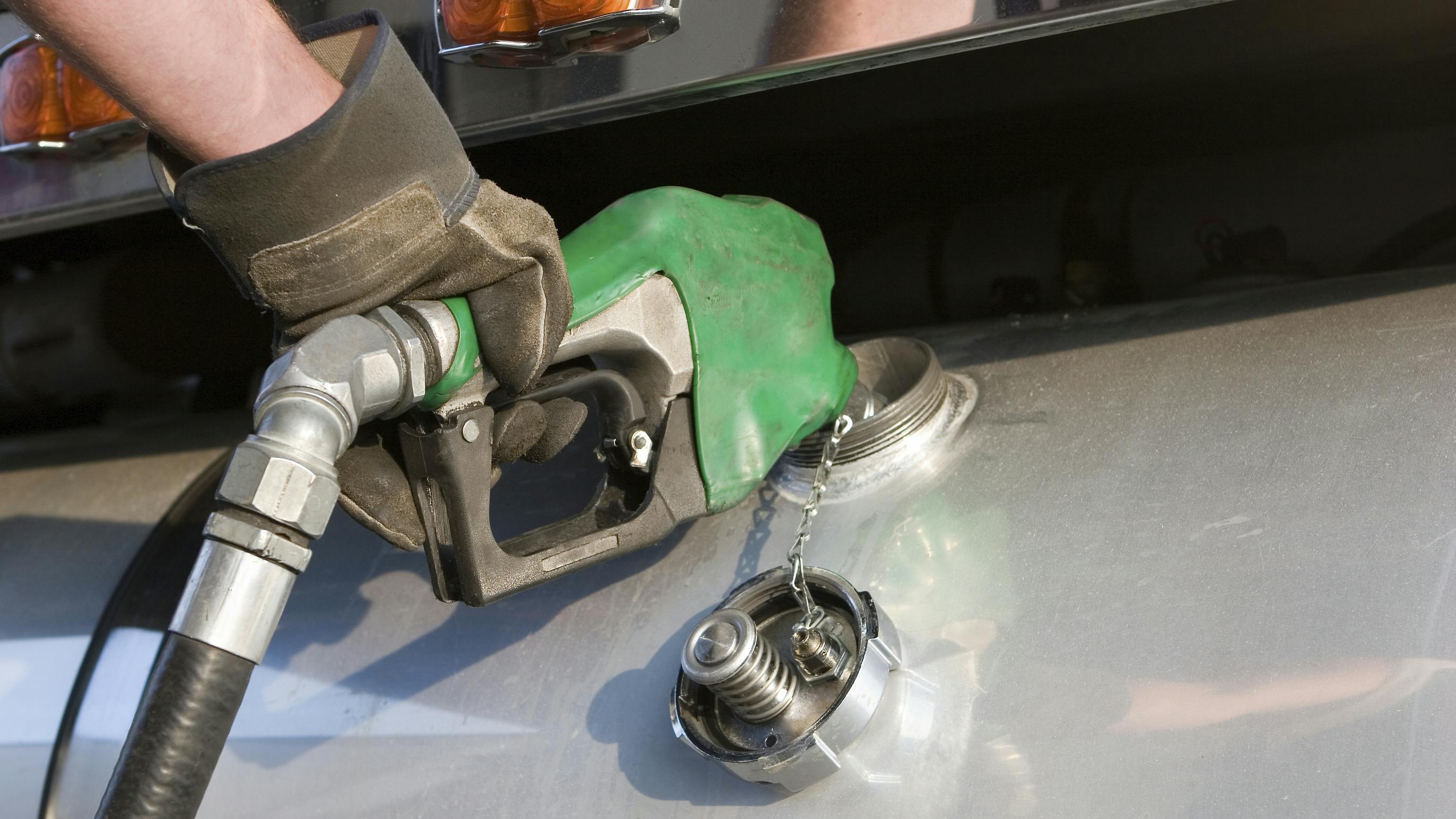 National diesel and gas prices decline: Current trends and regional variability explained