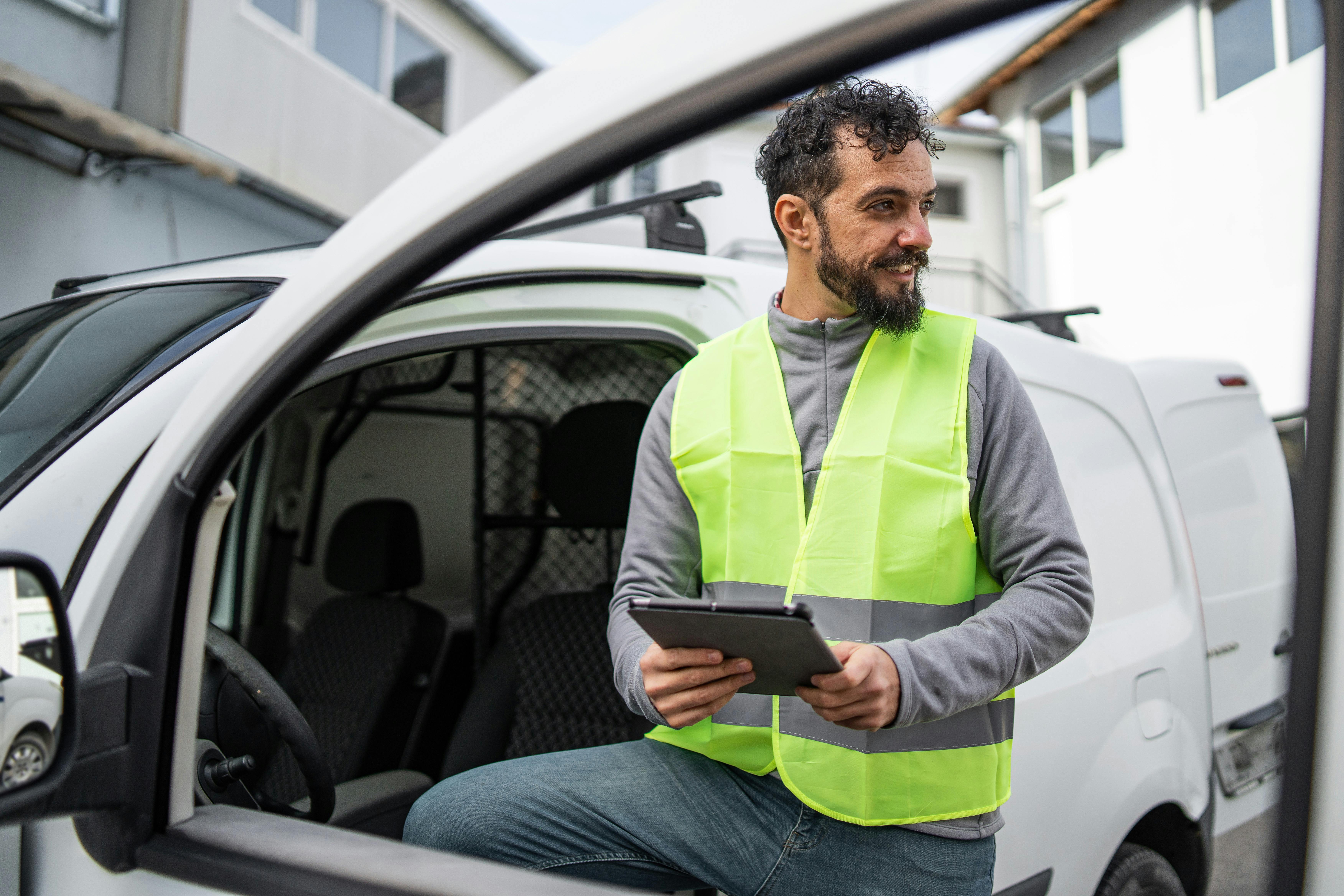 intallersafetyvestdrivetabletgettyimages1985155674