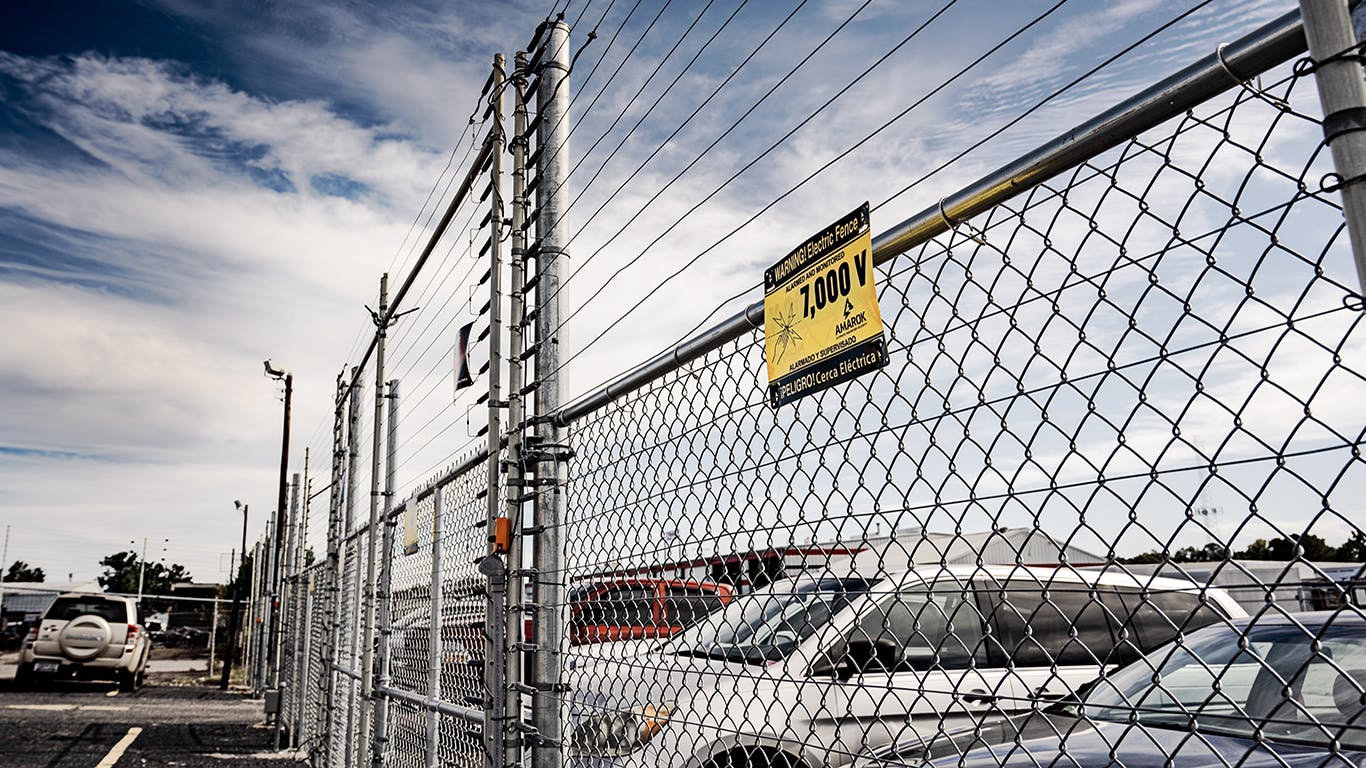 68caf7a3a87ccc2b0f6d3a01 Amarok Egd30seriesfence Landscapeviewfencesigncars