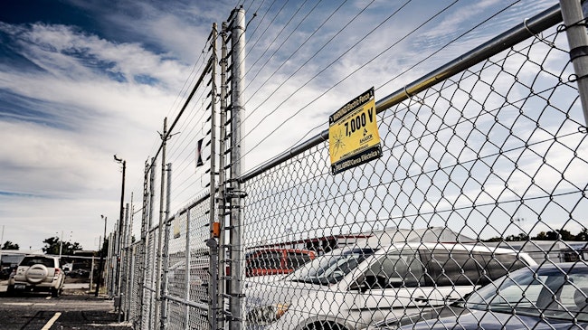 68caf7a3a87ccc2b0f6d3a01 Amarok Egd30seriesfence Landscapeviewfencesigncars