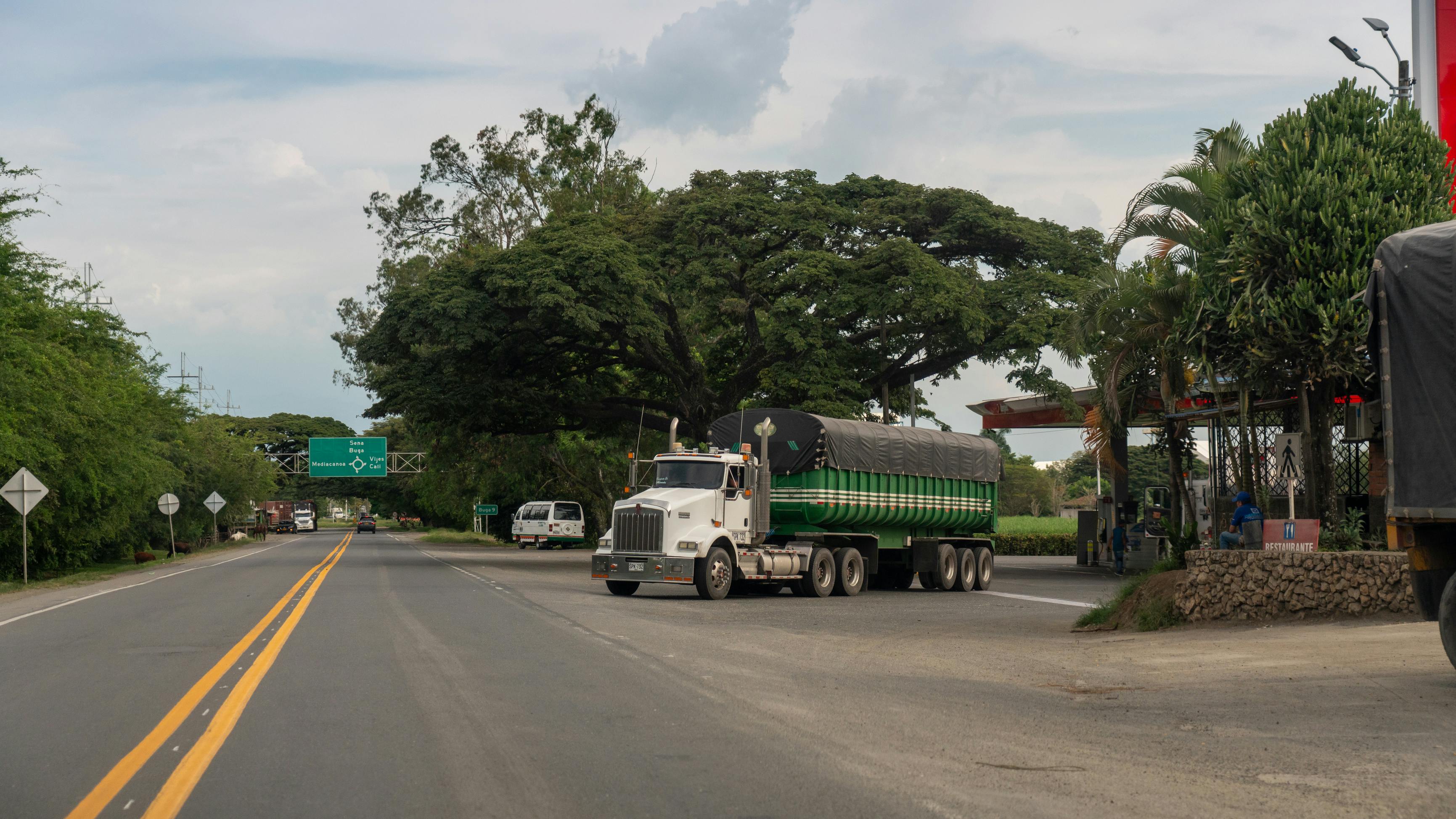 U.S. fuel prices decline amid lower gasoline demand and seasonal transition, affecting trucking operations
